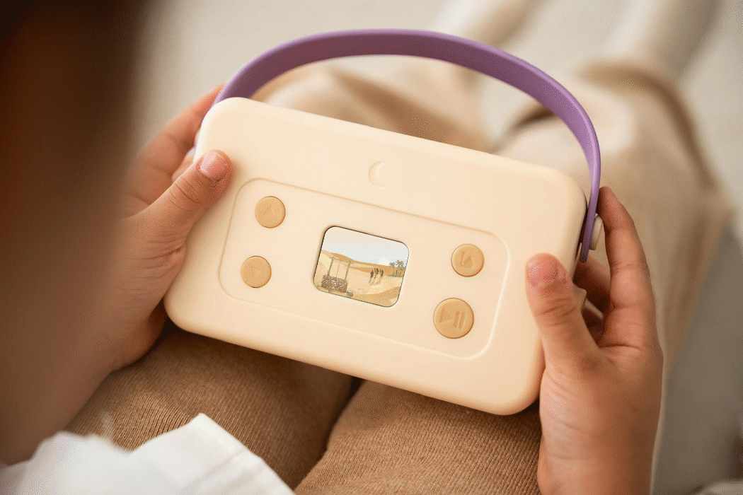 La-conteuse-Alifstory-en-mains